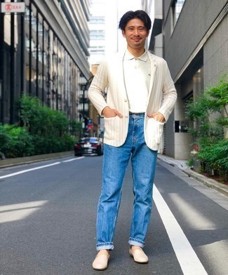 Какие лоферы носить с белым кардиганом в 30 лет мужчине: Сочетание белого кардигана и синих джинсов позволит подчеркнуть твой личный стиль. Дополнив лук лоферами, можно получить занятный результат.
