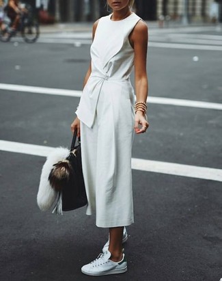 С чем носить белые низкие кеды в 20 лет женщине в прохладную погоду: Белый комбинезон — отличный вариант, если ты ищешь расслабленный, но в то же время модный образ. Вкупе с этим нарядом выигрышно выглядят белые низкие кеды.