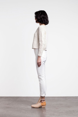 С чем носить белые джинсы женщине: Белый короткий свитер и белые джинсы — классная идея для расслабленного, но модного образа. Бежевые кожаные ботильоны с вырезом чудесно впишутся в образ.
