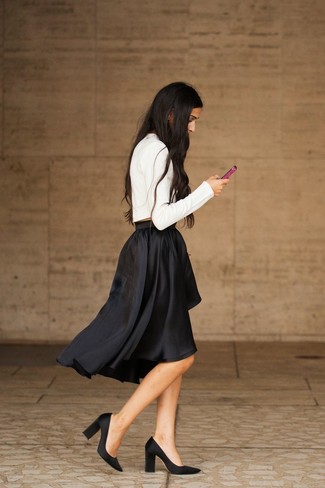 Модный лук: белый короткий свитер, черная юбка-миди со складками, черные сатиновые туфли
