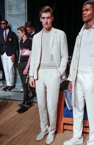 Модный лук: белый костюм, бежевый свитер с круглым вырезом, белые кожаные лоферы