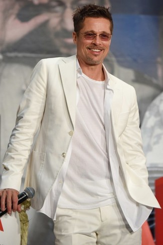 Как Brad Pitt носит Белый костюм, Белая классическая рубашка, Белая футболка с круглым вырезом