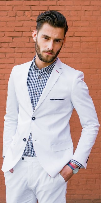 С чем носить белую классическую рубашку в мелкую клетку в 30 лет мужчине: Сочетание белой классической рубашки в мелкую клетку и белого костюма поможет создать выразительный мужской образ.