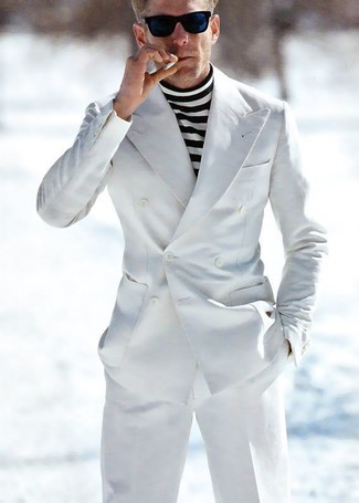 С чем носить бело-черную водолазку в горизонтальную полоску в 30 лет мужчине в деловом стиле: Бело-черная водолазка в горизонтальную полоску и белый костюм — прекрасный пример изысканного мужского стиля в одежде.