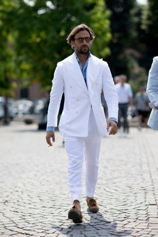 Модный лук: белый костюм, голубая классическая рубашка, коричневые замшевые лоферы с кисточками, коричневые солнцезащитные очки
