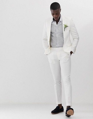 Модный лук: белый костюм, серая классическая рубашка, черные замшевые лоферы с кисточками