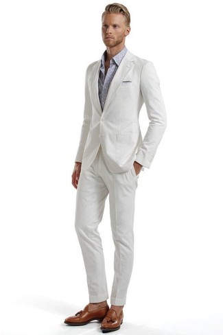 Модный лук: белый костюм из жатого хлопка, серая рубашка с длинным рукавом с "огурцами", коричневые кожаные лоферы с кисточками, серый нагрудный платок