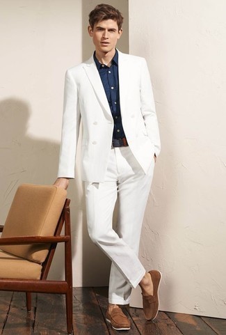 Как носить синюю классическую рубашку с коричневыми замшевыми лоферами мужчине: Сочетание синей классической рубашки и белого костюма — отличный пример делового городского стиля. Коричневые замшевые лоферы создадут легкое настроение.