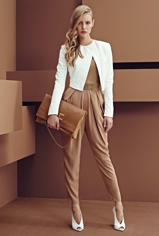Модный лук: белый кожаный открытый жакет, светло-коричневый комбинезон, белые кожаные туфли, светло-коричневый кожаный клатч
