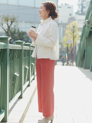 С чем носить белый льняной пиджак женщине лето в деловом стиле: Сочетание белого льняного пиджака и красных широких брюк — чудесный пример современного городского стиля. В тандеме с этим луком великолепно смотрятся бежевые кожаные сабо. В таком луке будет очень комфортно, когда столбики термометров начинают показывать более теплую температуру.