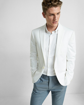 С чем носить синие классические брюки в 20 лет мужчине в теплую погоду: Белый пиджак в паре с синими классическими брюками позволит создать стильный и в то же время изысканный лук.