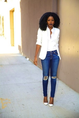Как носить белый пиджак с темно-синими рваными джинсами скинни в стиле смарт-кэжуал: Сочетание белого пиджака и темно-синих рваных джинсов скинни — великолепная идея для воплощения образа в стиле business casual. Вместе с этим ансамблем великолепно будут смотреться белые кожаные туфли.