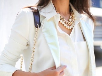С чем носить жемчужное ожерелье в 30 лет: Если у тебя наметился сумасшедший день, сочетание белого пиджака и жемчужного ожерелья поможет составить удобный лук в стиле кэжуал.
