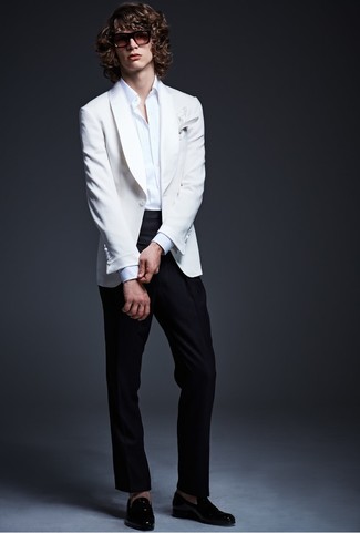 Какие лоферы носить с белым пиджаком мужчине в теплую погоду в деловом стиле: Белый пиджак в паре с черными классическими брюками — отличный пример делового городского стиля. В этот образ очень легко интегрировать пару лоферов.