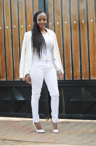С чем носить белые джинсы скинни: Дуэт белого пиджака и белых джинсов скинни поможет воплотить в твоем образе современный городской стиль. Что же до обуви, белые кожаные туфли — самый удачный вариант.