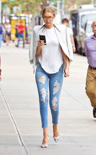 Как Gigi Hadid носит Белый пиджак, Белая футболка с круглым вырезом, Голубые джинсовые леггинсы, Голубые кожаные туфли