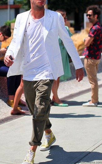 Какие брюки карго носить с бело-темно-синим пиджаком в 30 лет: Бело-темно-синий пиджак и брюки карго — превосходный вариант для несложного, но стильного мужского лука. Нравится экспериментировать? Тогда дополни ансамбль желтыми высокими кедами.