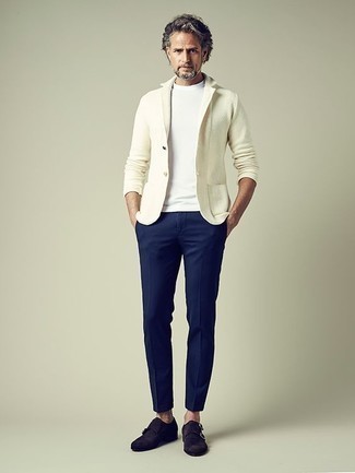 Как носить белый пиджак с темно-синими брюками чинос за 40 лет: Белый пиджак и темно-синие брюки чинос — идеальный выбор для воплощения мужского ансамбля в стиле смарт-кэжуал. Хочешь привнести в этот наряд толику элегантности? Тогда в качестве дополнения к этому ансамблю, выбери темно-синие замшевые монки с двумя ремешками.