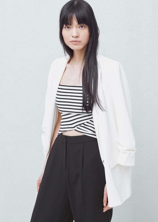 Модный лук: белый пиджак, бело-черный укороченный топ в горизонтальную полоску, черные широкие брюки