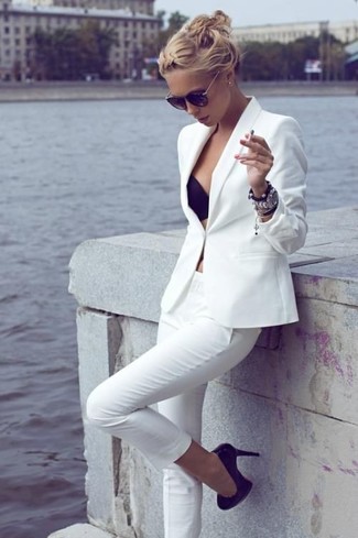 Какие узкие брюки носить с белым пиджаком в 30 лет: Образ из белого пиджака и узких брюк — великолепный пример современного городского стиля. В паре с этим луком прекрасно смотрятся черные кожаные туфли.