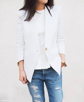 С чем носить белый пиджак в 30 лет женщине в стиле кэжуал: Ансамбль из белого пиджака и синих рваных джинсов смотрится отменно, разве нет?