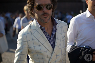 С чем носить бело-коричневый пиджак в шотландскую клетку в 30 лет мужчине лето: Тандем бело-коричневого пиджака в шотландскую клетку и темно-сине-белой рубашки с длинным рукавом в мелкую клетку смотрится очень привлекательно, разве нет? Этот лук может стать хорошим выходом из положения, если за окном жарище, а ты не знаешь, что надеть.