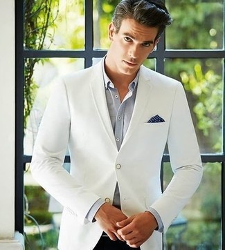 С чем носить темно-сине-белый нагрудный платок в горошек в теплую погоду: Если в одежде ты делаешь ставку на удобство и функциональность, белый пиджак и темно-сине-белый нагрудный платок в горошек — замечательный выбор для стильного мужского лука на каждый день.