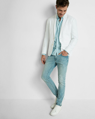 Какие низкие кеды носить с голубыми джинсами мужчине лето в стиле смарт-кэжуал: Сочетание белого пиджака и голубых джинсов — необыденный вариант для джентльменов, работающих в офисе. Создать модный контраст с остальными составляющими этого ансамбля помогут низкие кеды. Такой лук дарит тебе ощущение комфорта в настоящую жару и удобство в ношении.