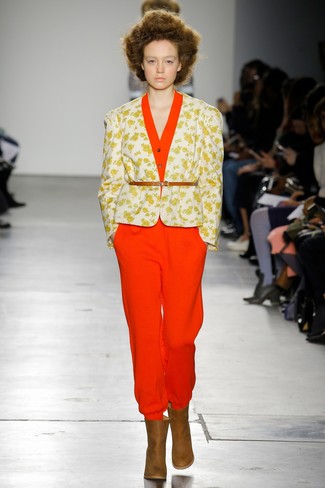Модный лук: белый пиджак с цветочным принтом, красный комбинезон, коричневые кожаные ботильоны, светло-коричневый кожаный пояс