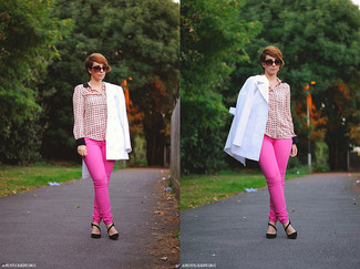 С чем носить ярко-розовые брюки женщине: Если ты принадлежишь к той категории леди, которые разбираются в моде, тебе подойдет сочетание белого пиджака и ярко-розовых брюк. Черные замшевые туфли отлично дополнят этот образ.