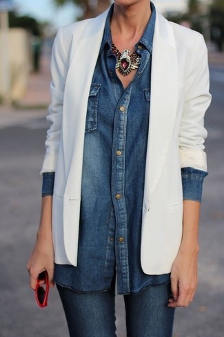 С чем носить бело-черный пиджак женщине: Бело-черный пиджак и синие джинсы скинни будет превосходным вариантом для простого образа на каждый день.