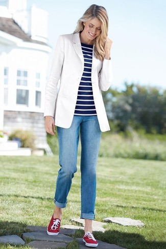 С чем носить красно-белые низкие кеды в 30 лет женщине весна: Белый пиджак и синие джинсы — неотъемлемые вещи в гардеробе женского пола с превосходным чувством стиля. Ты сможешь легко адаптировать такой образ к повседневным нуждам, надев красно-белыми низкими кедами. Когда зимнее время года уходит и сменяется более теплыми деньками, такой лук оказывается одним из самых любимых у многих леди.