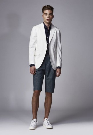 С чем носить белый пиджак мужчине лето в стиле смарт-кэжуал: Ансамбль из белого пиджака и темно-серых шорт позволит выглядеть по моде, но при этом выразить твою индивидуальность. Если тебе нравится экспериментировать, на ноги можешь надеть белые кожаные низкие кеды. Пережить невозможную июльскую жару определенно проще, если на тебе такой лук.