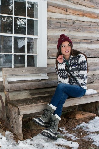 С чем носить серые зимние ботинки женщине в спортивном стиле: Белый свитер на молнии и синие джинсы — превосходная формула для создания приятного и функционального наряда. Что касается обуви, серые зимние ботинки — наиболее достойный вариант.