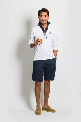 Как носить лоферы с футболкой-поло мужчине: Футболка-поло и темно-синие шорты позволят создать гармоничный и модный лук. Любишь яркие идеи? Закончи образ лоферами.