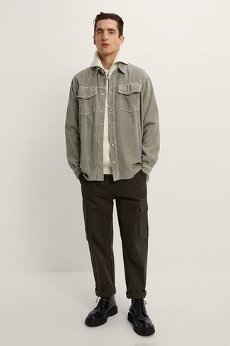 Модный лук: белый свитер с воротником на молнии, оливковая вельветовая рубашка с длинным рукавом, темно-коричневые брюки карго, черные кожаные рабочие ботинки