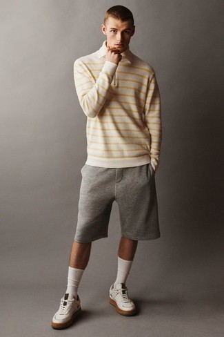 Модный лук: белый свитер с воротником поло в горизонтальную полоску, серые спортивные шорты, белые кожаные низкие кеды, белые носки