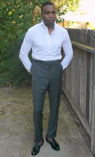 С чем носить кожаные лоферы с кисточками в 30 лет в деловом стиле: Белый свитер с воротником поло в паре с темно-серыми классическими брюками поможет создать стильный и изысканный образ. Очень кстати здесь выглядят кожаные лоферы с кисточками.