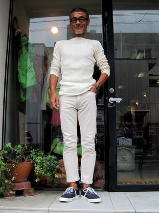 Модный лук: белый свитер с круглым вырезом, белые брюки чинос, темно-синие низкие кеды из плотной ткани, темно-зеленые часы
