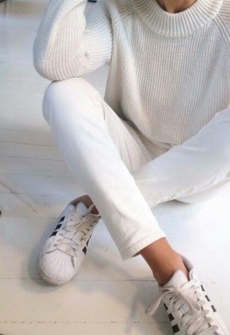 С чем носить белый свитер с круглым вырезом женщине в стиле кэжуал: Белый свитер с круглым вырезом в сочетании с белыми джинсами безусловно будет обращать на тебя восхищенные взгляды окружающих. Создать модный контраст с остальными элементами этого лука помогут бело-черные кожаные низкие кеды.