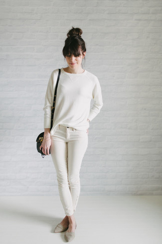 Модный лук: белый свитер с круглым вырезом, белые джинсы скинни, серые замшевые балетки, черная кожаная сумка через плечо