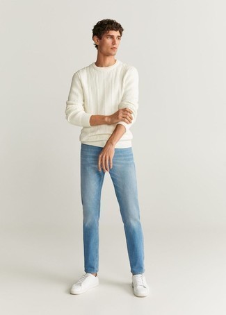 С чем носить голубые джинсы мужчине: Белый свитер с круглым вырезом и голубые джинсы — неотъемлемые вещи в арсенале парней с превосходным вкусом в одежде. Вместе с этим луком отлично выглядят белые низкие кеды из плотной ткани.