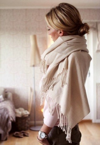С чем носить бежевый шарф женщине: Такое лаконичное и комфортное сочетание вещей, как белый свитер с круглым вырезом и бежевый шарф, понравится женщинам, которые любят проводить дни в постоянном движении.