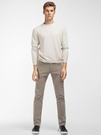 Модный мужской лук: белый свитер с круглым вырезом, серые джинсы, черные кожаные низкие кеды