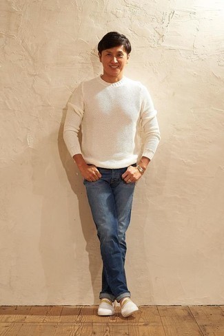 Как носить белый свитер с круглым вырезом с темно-синими джинсами за 40 лет мужчине: Белый свитер с круглым вырезом и темно-синие джинсы помогут создать гармоничный и стильный образ. Белые слипоны из плотной ткани станут хорошим завершением твоего образа.
