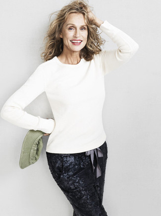 С чем носить белый свитер за 60 лет женщине: Белый свитер и черные брюки-галифе с пайетками — хороший выбор, если ты хочешь создать расслабленный, но в то же время стильный лук.