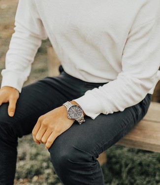 Модный лук: белый свитер с круглым вырезом, черные джинсы, серебряные часы