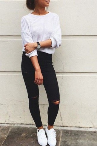 С чем носить черные рваные джинсы скинни: Белый свитер с круглым вырезом и черные рваные джинсы скинни — замечательный образ для барышень, которые всегда в движении. Пара белых низких кед легко интегрируется в этот лук.