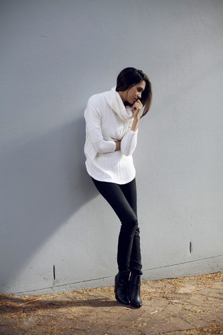 С чем носить белый свитер в 30 лет женщине: Стильное сочетание белого свитера и черных джинсов скинни поможет выразить твой индивидуальный стиль и выделиться из толпы. Пара черных кожаных ботильонов очень просто интегрируется в этот наряд.