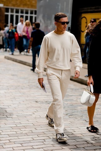 Какие брюки чинос носить с бежевыми кроссовками в 30 лет весна в стиле кэжуал: Белый свитшот в паре с брюками чинос продолжает импонировать молодым людям, которые всегда одеты модно. Закончив ансамбль бежевыми кроссовками, ты привнесешь в него динамичность. Чтобы весна была не только за окном, но и на душе, обязательно возьми на вооружение подобный образ.